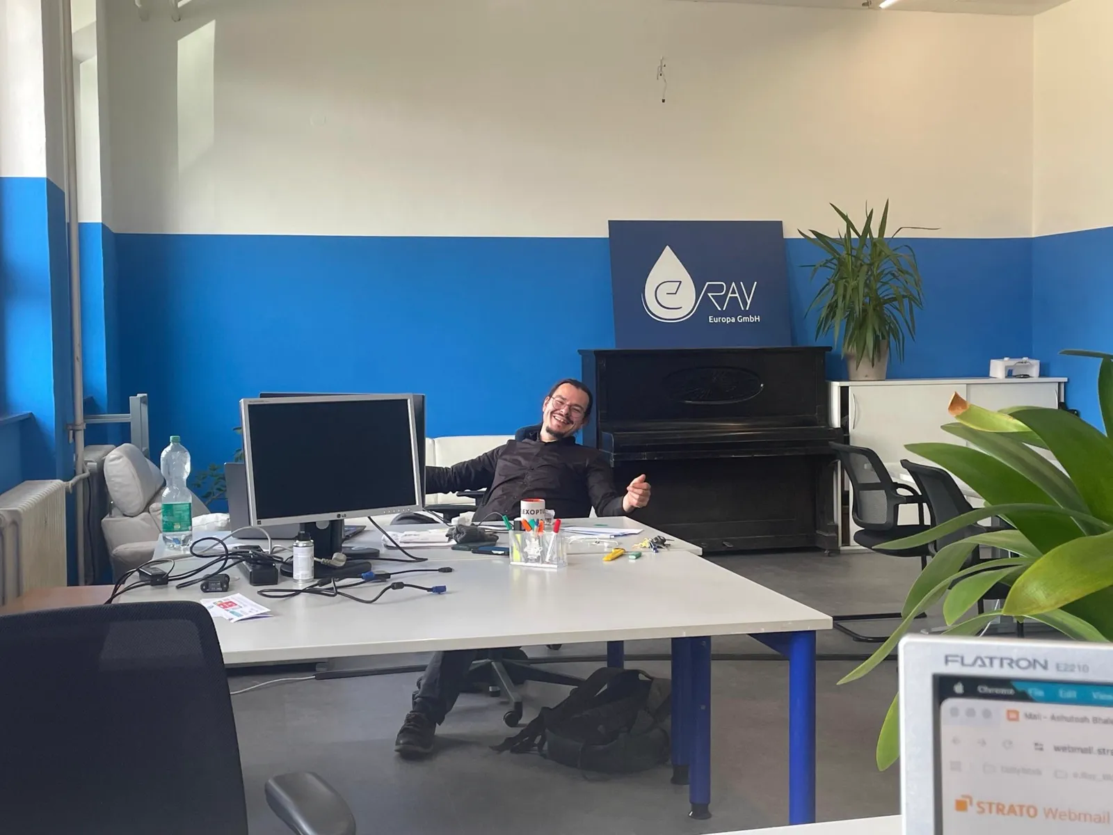 Sebastian Lemke am Schreibtisch im neuen e.Ray-Büro Darmstadt